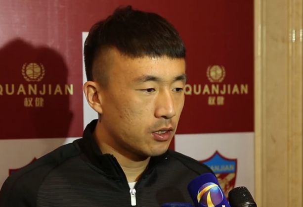 而旁边文章则双腿盘坐于椅子之上，背靠马丽，仰面大笑，快乐之情溢于脸上